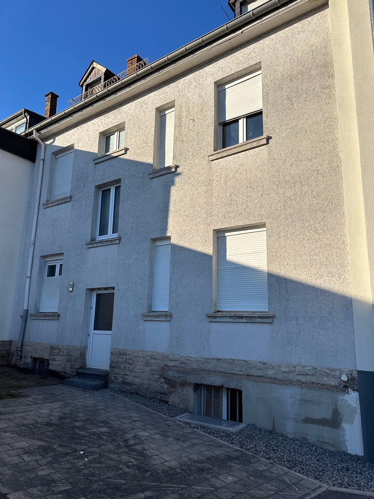 Saubere, helle Mehrfamilienhaus-Fassade nach der Fassadenreinigung