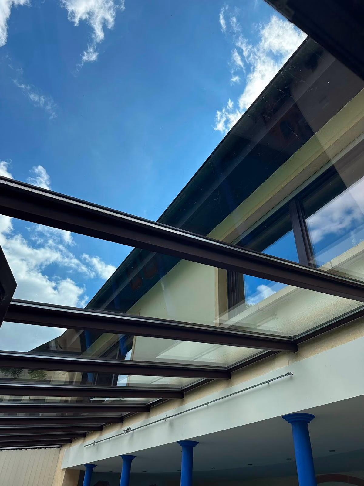 Klares, streifenfreies Glasdach einer Terrassenüberdachung nach der Fensterreinigung