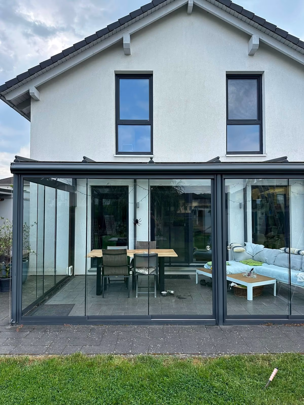 Gereinigter Glas-Wintergarten mit klaren Glasflächen