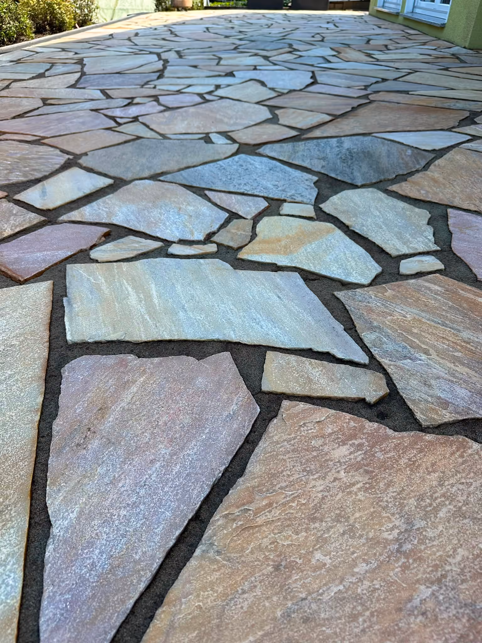 Saubere Naturstein-Terrasse aus Polygonalplatten nach der Steinreinigung